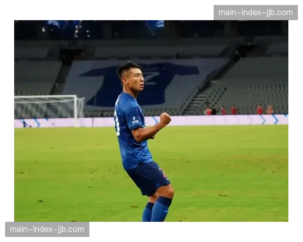 【2026年4月中超联赛·人物·特写特写：老将于汉超打入赛季首球后，指向看台家人所在区域