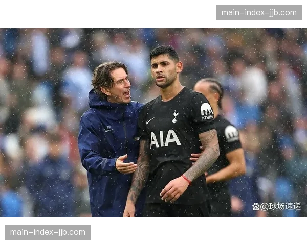 终场哨响，热刺队长罗梅罗伤退掩面离场